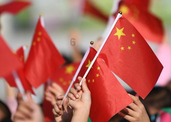 苍绿色衬衣搭配白色紧身裤，轻松穿出文艺淑女范，这样的穿着你喜欢吗？游戏画面